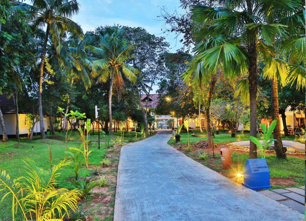 Estuary Sarovar Premiere Poovar Island Exteriör bild
