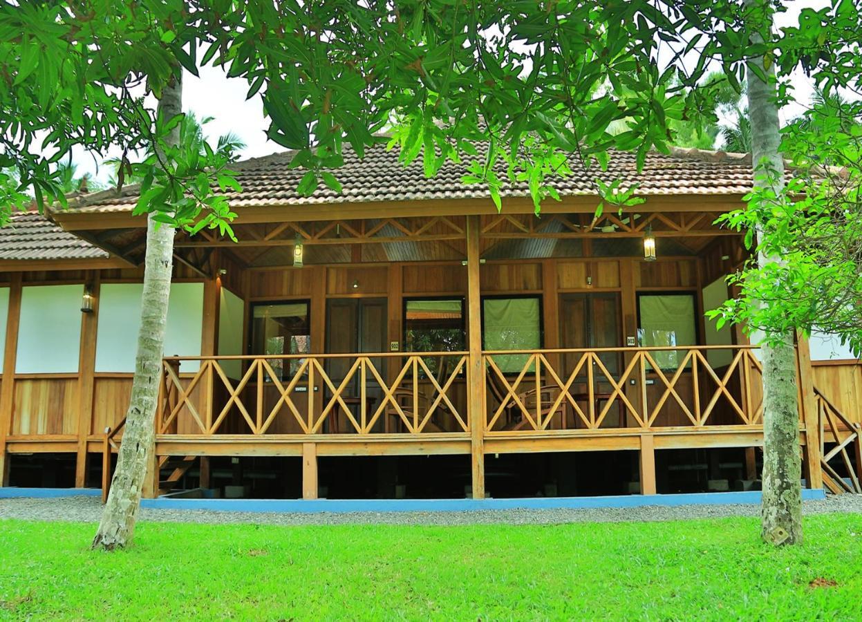 Estuary Sarovar Premiere Poovar Island Exteriör bild