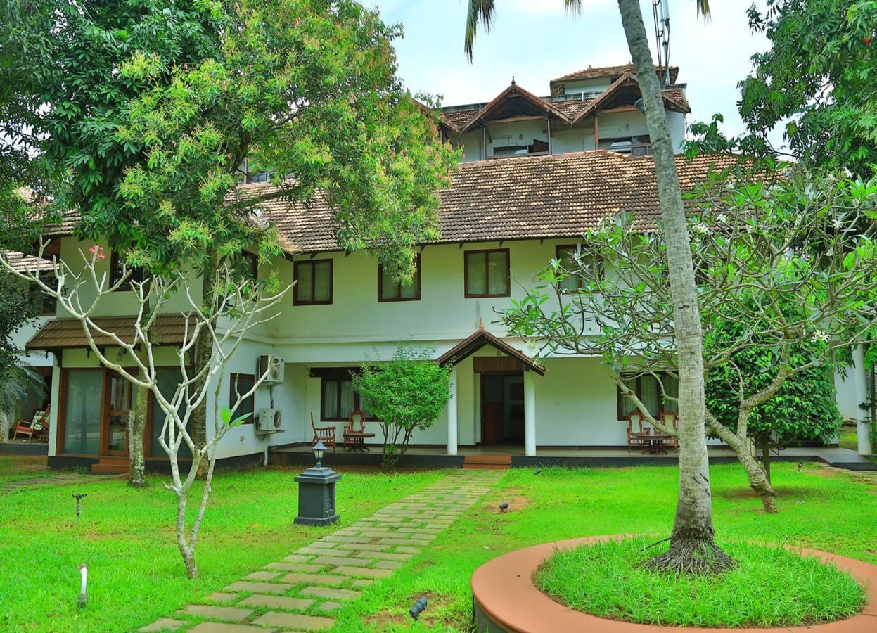 Estuary Sarovar Premiere Poovar Island Exteriör bild