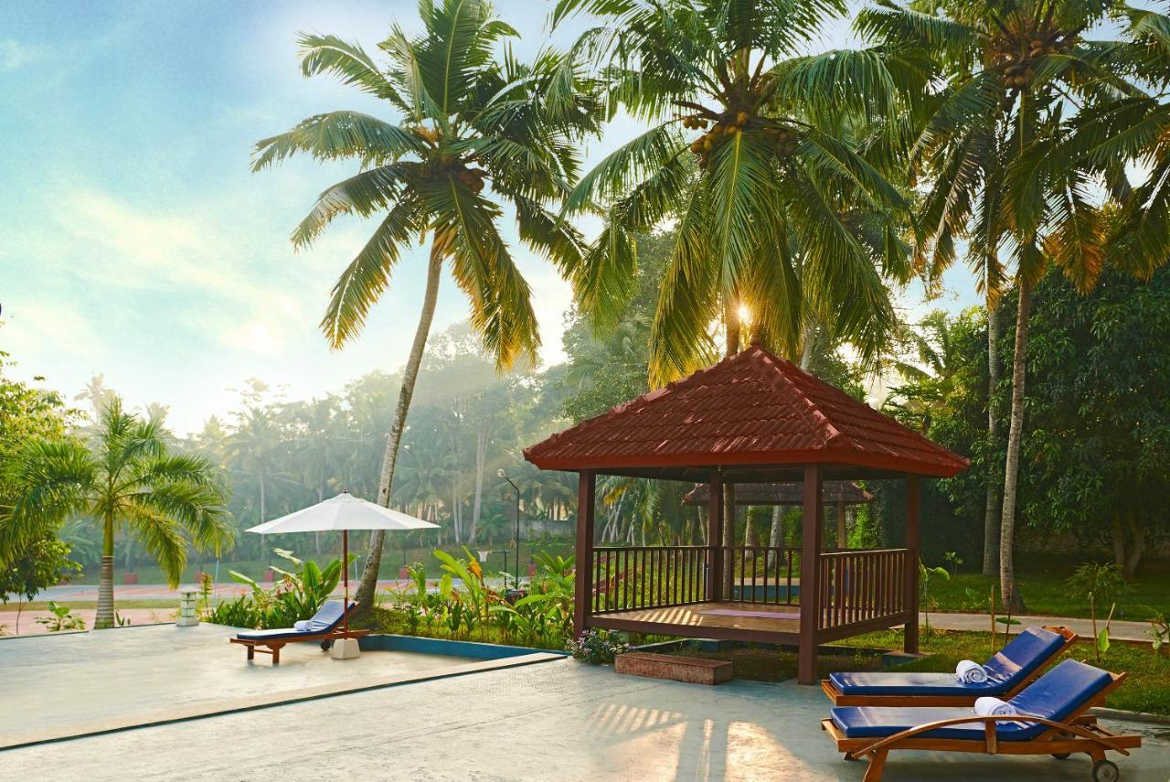 Estuary Sarovar Premiere Poovar Island Exteriör bild