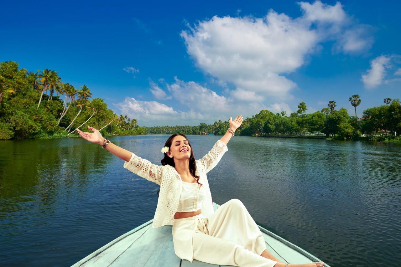 Estuary Sarovar Premiere Poovar Island Exteriör bild